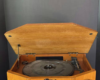 Lot 17: Vintage wooden cabinet stereo with turntable