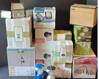 Lot 16: Solar-powered outdoor lighting fixtures