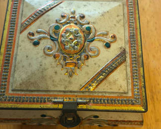 Lot 285: Vintage decorative sewing box with sewing supplies