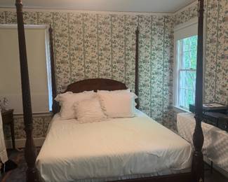 QUEEN SIZE 4 POSTER BED MAHOGANY