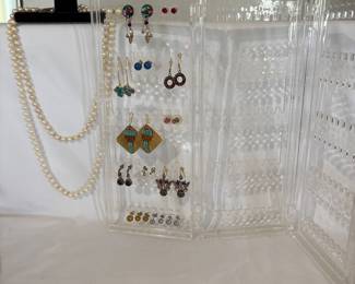 Costume jewelry with pearls