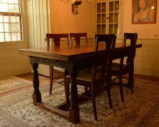 Gorgeous Antique, solid wood, Quarter Sawn Oak Table with leaf (seats 6 to 10 people) and chairs