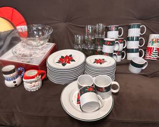 Holly Christmas glassware and place setting with the Midkasa serving bowl