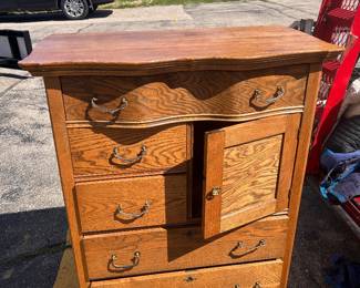 a great looking oak dresser!!
