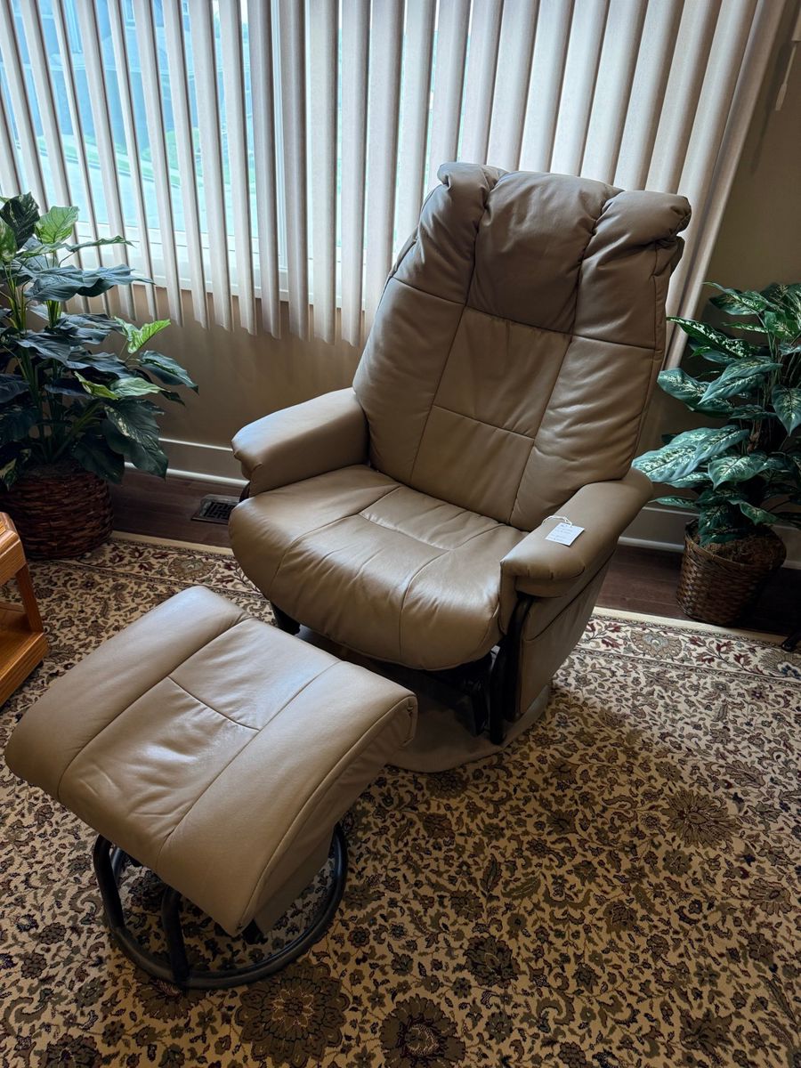 Stressless Mayfair Leather Recliner and Ottoman Set
