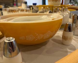 Pyrex "Butterfly Gold" Nesting Mixing Bowl Set