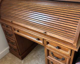 Oak desk very good condition 