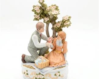 21  Enesco Treasured Memories Portraits of Love Musical Figurine
