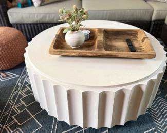 White Scalloped Fluted Round Coffee Table Patio Outdoor Furniture Wood Tray Decor