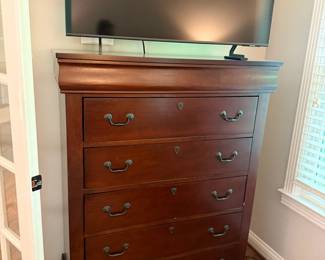 Cherry Wood Tall Dresser Chest of Drawers Mirror Bedroom Furniture Storage