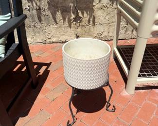 White Textured Ceramic Planter Black Metal Plant Stand Patio Garden Outdoor Decor