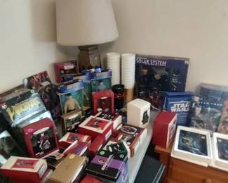 Ornaments cups figurines