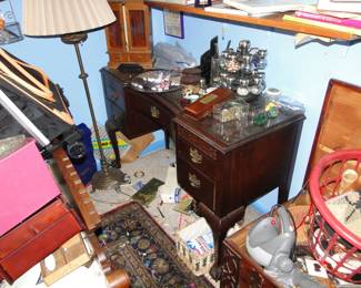 Kneehole desk or vanity