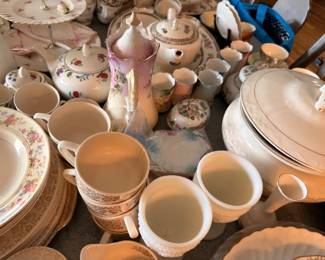 Assorted china teapots, tureens and cups