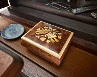 Sorrento inlaid marquetry wood music box