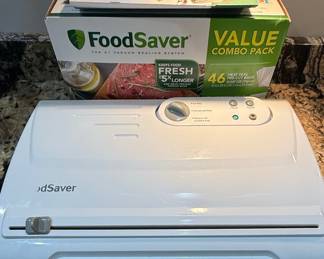 FoodSaver V825 Vacuum Sealer Value Combo Pack