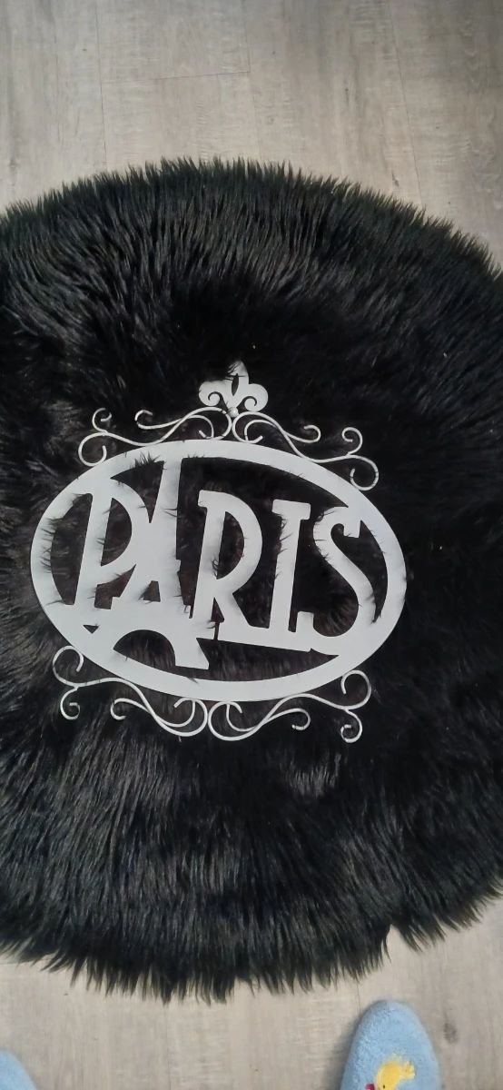 Lots of Paris themed items.