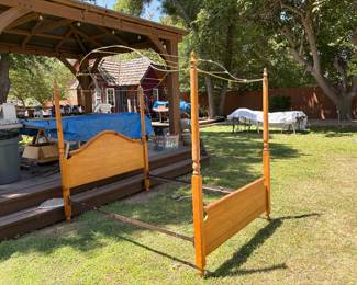 Canopy bed Full size