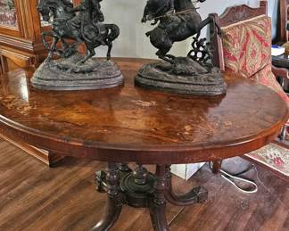 Beautiful table, top.needs slight refinishing 