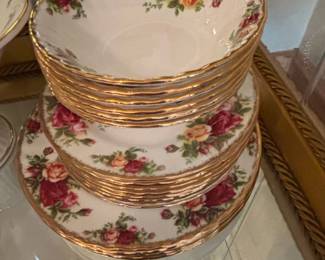 Royal Albert Old Country Roses Musical Teacup and Saucer Set fifth image