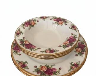 Royal Albert Old Country Roses Musical Teacup and Saucer Set fourth image
