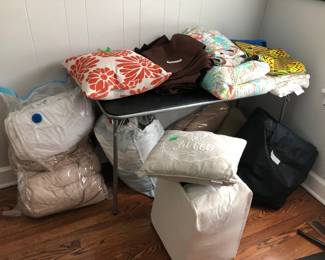 Bedding: sheets, pillows, and comforter sets 