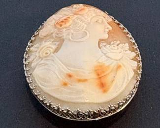 j Shell Cameo Brooch Pendant Featuring Profile Carving of a Woman Adorned with Roses