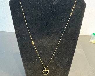 j 14K Gold Heart Pendant with 2224 Inch Chain Necklace