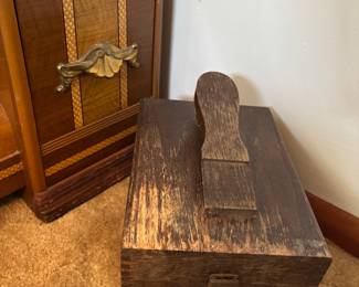 Shoe shine box