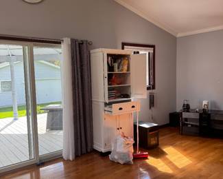 Pair of white cabinets 