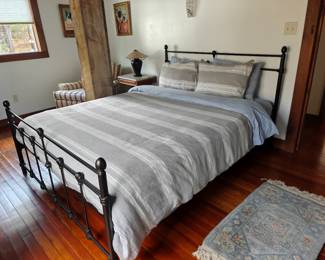 011 – Black Metal Queen Bed