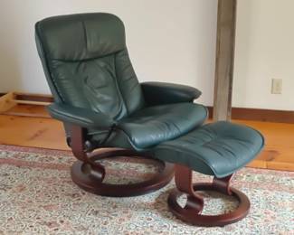 007 – Ekornes Stressless Chair & Ottoman – 35 x 30 x 38