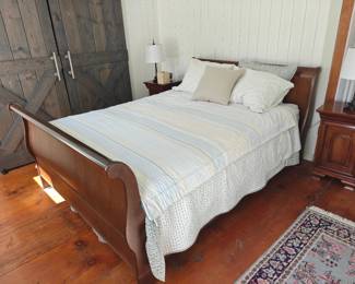 024 – Queen Mahogany Sleigh Bed