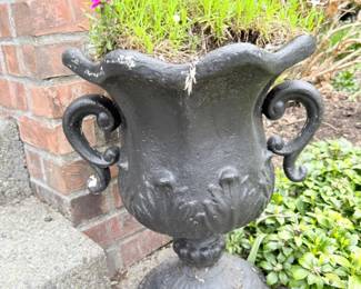 10 OutdoorResinPlanterPotwDianthusPlant