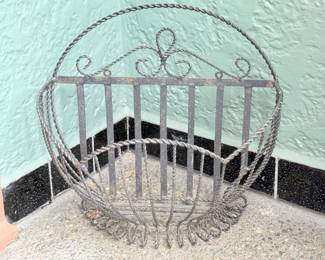 77 TwistedWroughtIronBasketPlanter