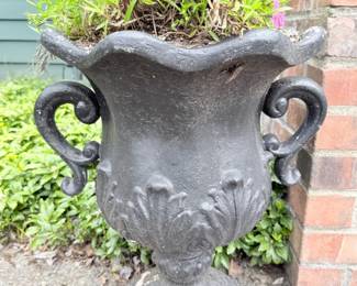 11 OutdoorResinPlanterPotwDianthusPlant