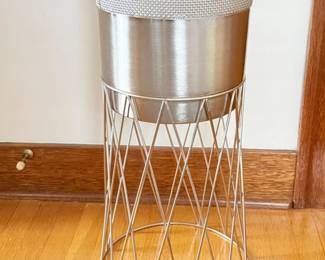 132 MetalStandwRemovableBucket