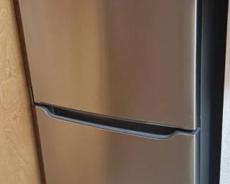 Frigidaire Fridge Top Freezer With Ice Maker