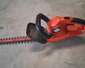 Black  Decker 22in Hedge Trimmer