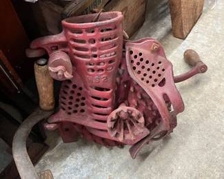 Corn sheller with nubber