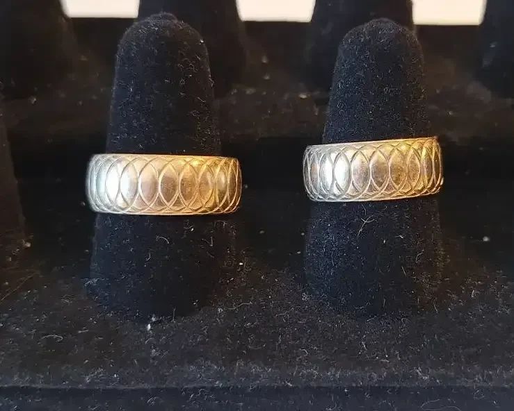  01 Pair of 14k Art Carved Gold Bands  Approx. 16.12g Total