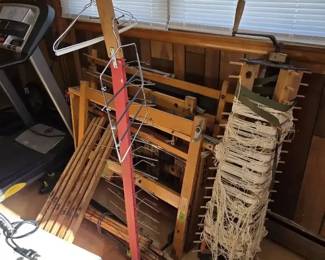 Vintage Floor Loom  Studio Weaving Loom with Accessories PartsUntested
