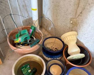 164 largelotofmixedplanterpotsceramic