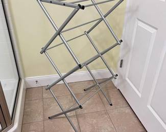 091 silvercoloredmetalfoldingclothesdry