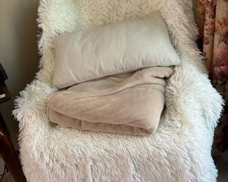 060 whiteshagfauxfurthrowbeigefleecet