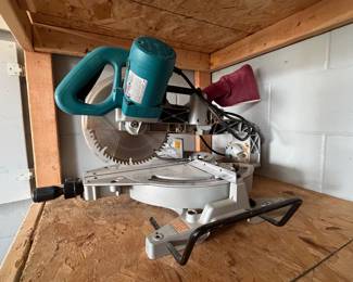 Compound miter saw