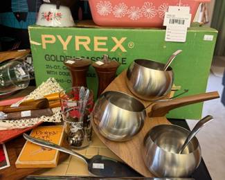 Pyrex Daisy Casserole Dish 