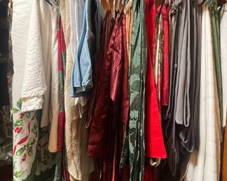 TABLECLOTHS, LINENS