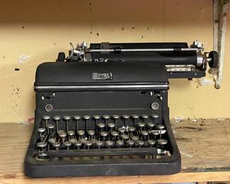 VINTAGE ROYAL TYPEWRITER