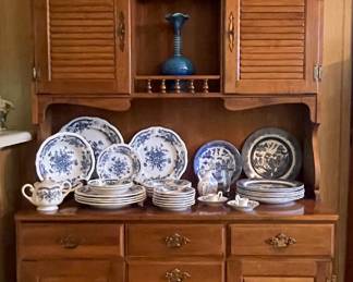 VINTAGE MAPLE HUTCH